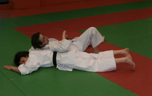 2ème variante: apres clé bras tendu, glisser directement au sol (pression avec le corps) et coup de coude (empi)