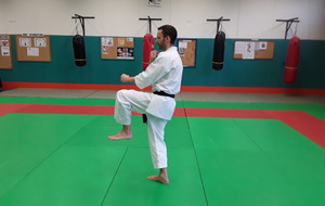 pivot de 180° vers la droite + préparation blocage