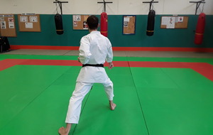 poser jambe derrière en zen kutsu dachi + blocage bas (gedan baraï)