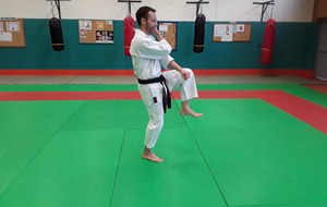 pivot à 180° (penser à laisser le genou levé toujours devant)