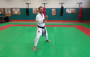 avancer blocage latéral droit