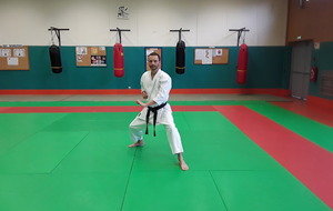 reculer jambe droite, blocage bas main semi ouvert (doigts repliés vers la haut)