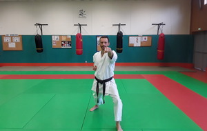 poser pied devant, Oï tsuki haut (Jodan) gauche 