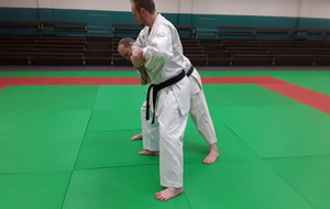 pivot 180° - tirer bras de uke - rester au corps à corps - position kiba dachi
